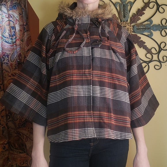 Willow & Clay Hooded Cape - Picture 2 of 11